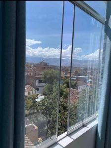 una ventana con vistas a la ciudad en Departamentos en centro histórico 1, en Ayacucho