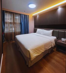 a bedroom with a large bed in a room at Hennessy Hotel in Hong Kong