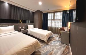Un pat sau paturi într-o cameră la Hennessy Hotel