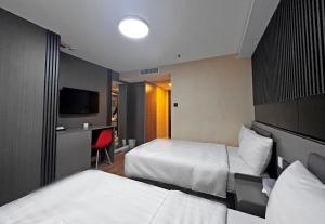 Un pat sau paturi într-o cameră la Hennessy Hotel