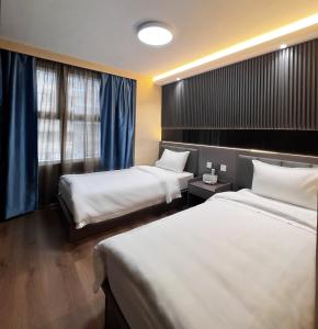 Un pat sau paturi într-o cameră la Hennessy Hotel