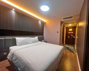 Un pat sau paturi într-o cameră la Hennessy Hotel
