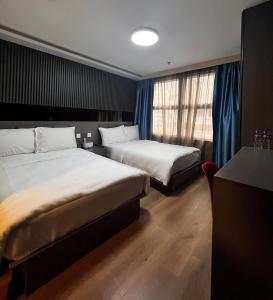 Un pat sau paturi într-o cameră la Hennessy Hotel