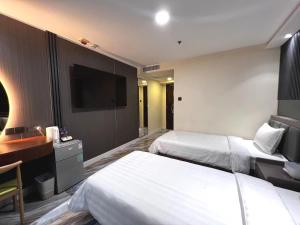 Un televizor și/sau centru de divertisment la Hennessy Hotel