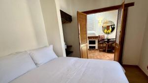 Ένα ή περισσότερα κρεβάτια σε δωμάτιο στο Casa Clásica con Chimenea!