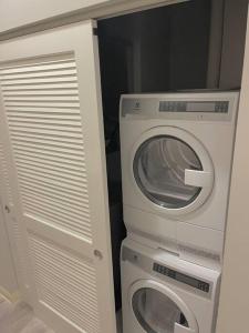 a washer and a washing machine in a room at Beautiful Condo/Rooftop Patio With Free Parking in Cleveland