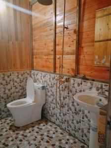 y baño con aseo y lavamanos. en Hoàng Su Phì - Móng Ngựa Homestay en Ha Giang