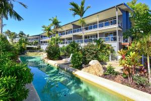 een appartementencomplex met een zwembad ervoor bij Blue Water Views 16 - 3 Bedroom Penthouse with Ocean Views in Hamilton Island
