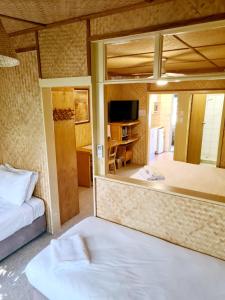 een slaapkamer met een bed en een tv in een kamer bij Tallow Beach Motel in Byron Bay