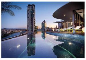 una piscina en la parte superior de un edificio con ciudad en Lux 37th floor 2br 2bath, Infinity pool, Gym, Wifi en Brisbane