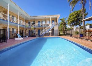 una piscina davanti a una casa di Coasters 30 a Sawtell