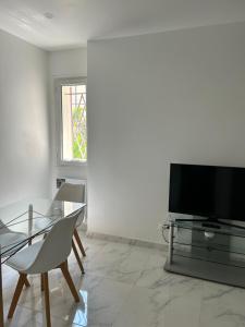 Televízia a/alebo spoločenská miestnosť v ubytovaní F3 50m2 centre ville Massy
