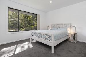 Un pat sau paturi într-o cameră la DolceVita at Peppertree Cottage