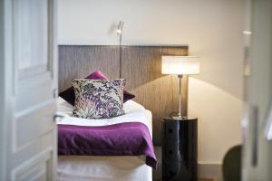 Säng eller sängar i ett rum på Bofors Hotel