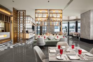 un restaurante con mesas y sillas en una habitación en Swissotel Beijing Hong Kong Macau Center, en Beijing