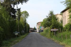 une route vide dans une petite ville avec des panneaux latéraux dans l'établissement AU BOL D'AIR, à Saint-Appolinaire