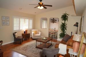 Cozy Family Hideaway, sleeps 8, 4 tv's yard, shops的休息区