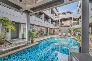 ein Bild eines Schwimmbads in einem Haus in der Unterkunft Chateau Dale Boutique Resort Spa Villas in Pattaya South