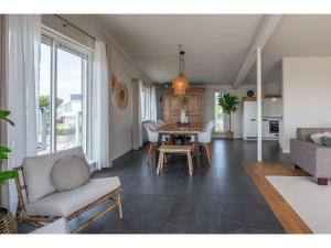 Dapur atau dapur kecil di Water Villa Kortgene by Veerse Meer