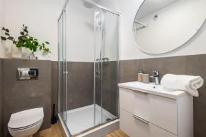 y baño con ducha, aseo y lavamanos. en Apartamenty Jaworska 4 Wrocław - MAMY WOLNE POKOJE ! en Breslavia