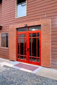 a red door on the side of a building at Alojamientos San Sebastián Talca in Talca