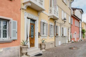 uma rua numa cidade velha com edifícios em La Casa sulle Mura em Montecchio Emilia