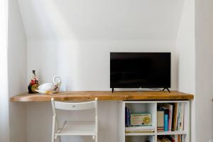 un escritorio con TV encima en La Casa sulle Mura, en Montecchio Emilia