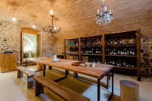 uma sala de jantar com uma grande mesa de madeira e bancos em La Casa sulle Mura em Montecchio Emilia