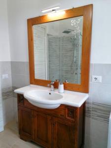 卡布拉斯的住宿－Meli Appartamenti，一间带水槽和镜子的浴室