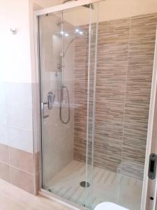 卡布拉斯的住宿－Meli Appartamenti，浴室里设有玻璃门淋浴
