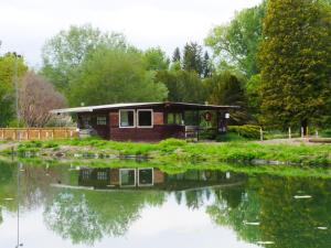 une cabine au milieu d'un étang dans l'établissement Appartement Lacroix-sur-Meuse, 2 pièces, 2 personnes - FR-1-585-91, à Lacroix-sur-Meuse