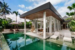 uma villa com uma piscina e uma casa em Villa Paso by BaliSuperHost em Ubud