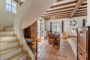 eine Küche und ein Esszimmer mit einer Treppe und einem Tisch in der Unterkunft Villa Brétignolles in Brétignolles-sur-Mer