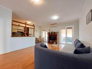 sala de estar con sofá y TV en Apartments Baburic, en Pinezici