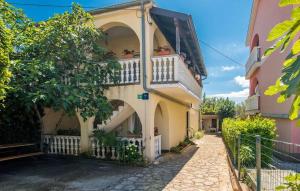 a building with a balcony on the side of it at Apartments Baburic in Pinezici