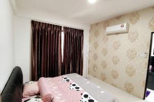 niewielka sypialnia z łóżkiem i oknem w obiekcie JJ Homestay -Stapok w mieście Kuching
