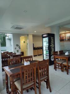 une salle à manger avec des tables et des chaises en bois dans l'établissement Hotel Krishna Kathmandu, à Katmandou