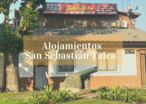 Ein Schild, das Albuquerque san sebastian taza auf einem Gebäude liest. in der Unterkunft Alojamientos San Sebastián Talca in Talca