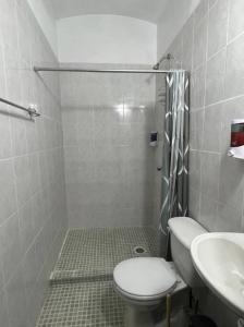 y baño con ducha, aseo y lavamanos. en CASA NATY Dep 1, en Oaxaca City