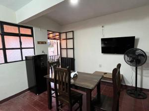 comedor con mesa y ventilador en CASA NATY Dep 1, en Oaxaca City