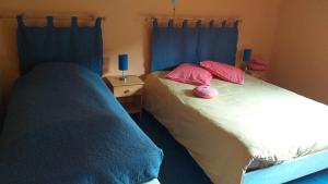 two beds sitting next to each other in a bedroom at Chez Lola in La Roche-en-Ardenne