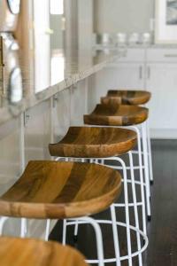 een rij houten stoelen in een keuken bij Urban Oasis w/Sunroom-Downtown Columbia in Columbia