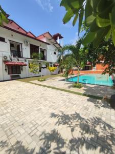 um resort com piscina e um edifício em SISILA BREAK THISSAWEWA em Anuradhapura