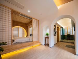 una camera con un letto di Joke Inn a Xi'an