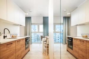 Kuchyň nebo kuchyňský kout v ubytování Apartamenty na Jaworskiej Wrocław