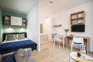 a bedroom with a bed and a desk in a room at Apartamenty na Jaworskiej Wrocław - MAMY WOLNE POKOJE ! in Wrocław