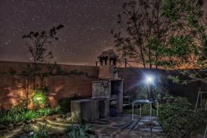 Villa el Gallo في Los Cortijos: ضوء على طاولة في حديقة في الليل