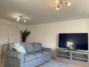 a living room with a couch and a flat screen tv at Luxury Rooms In Furnished Guests-Only House Free WiFi West Thurrock in Grays Thurrock +17 photos