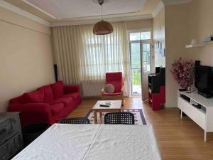 sala de estar con sofá rojo y mesa en Mişona Evi “Huzur ve Manzara bir arada”, 