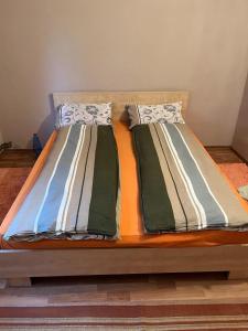 2 letti singoli posti su un letto in legno di Casa Bulz a Bulz